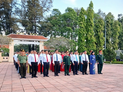 Viếng nghĩa trang liệt sĩ nhân kỷ niệm 50 năm ngày giải phóng Định Quán và đón nhận bằng công nhận huyện Định Quán đạt chuẩn nông thôn mới nâng cao